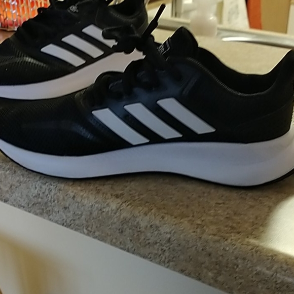 Youth Adidas Sneakers Size 4 - Picture 3 of 3